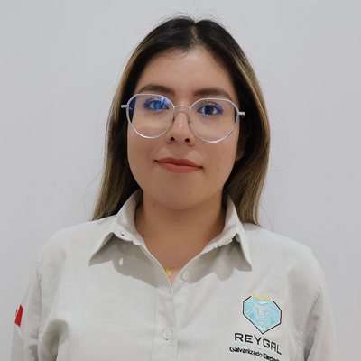 Mari Quiroz, atención a clientes de Reygal Herrajes